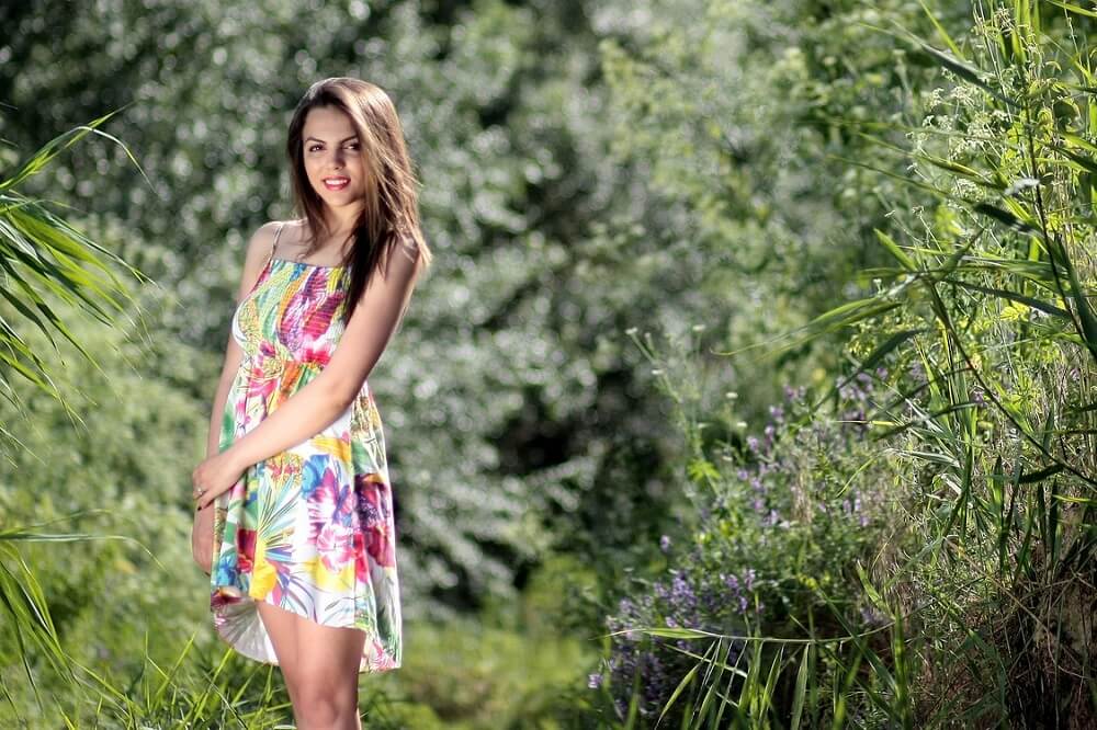 Jaka sukienka na odstający brzuch?