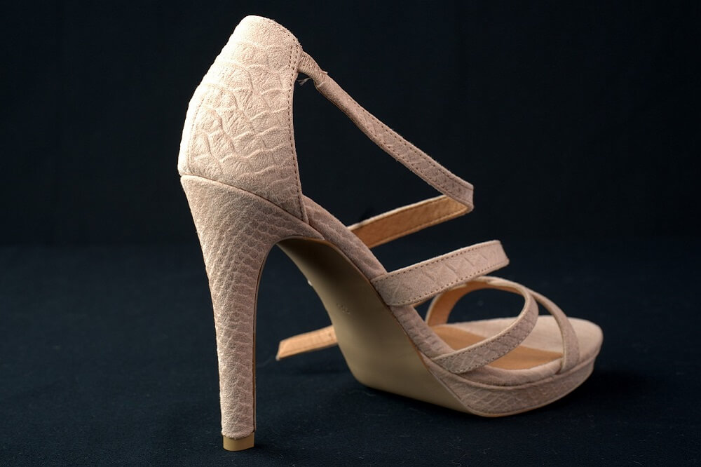 Jakie buty pasują do czarnej koszuli damskiej?