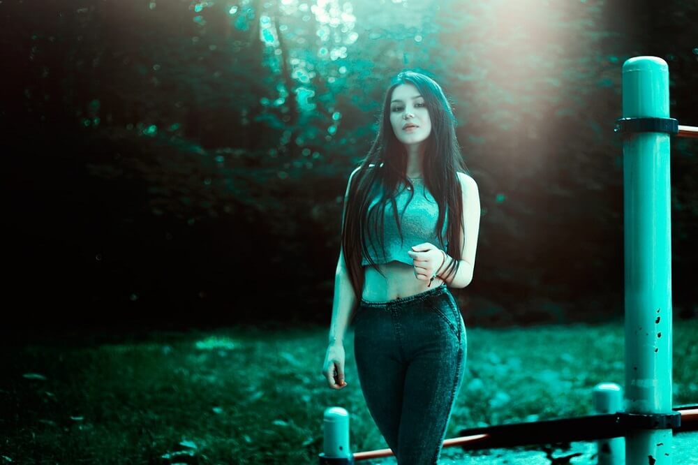 Na co zwrócić uwagę przy wyborze bluzki do spodni z wysokim stanem?