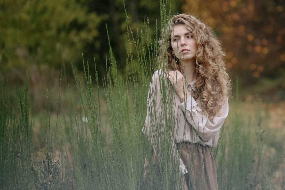 Jakie kolory sukienek będą modne tej jesieni?