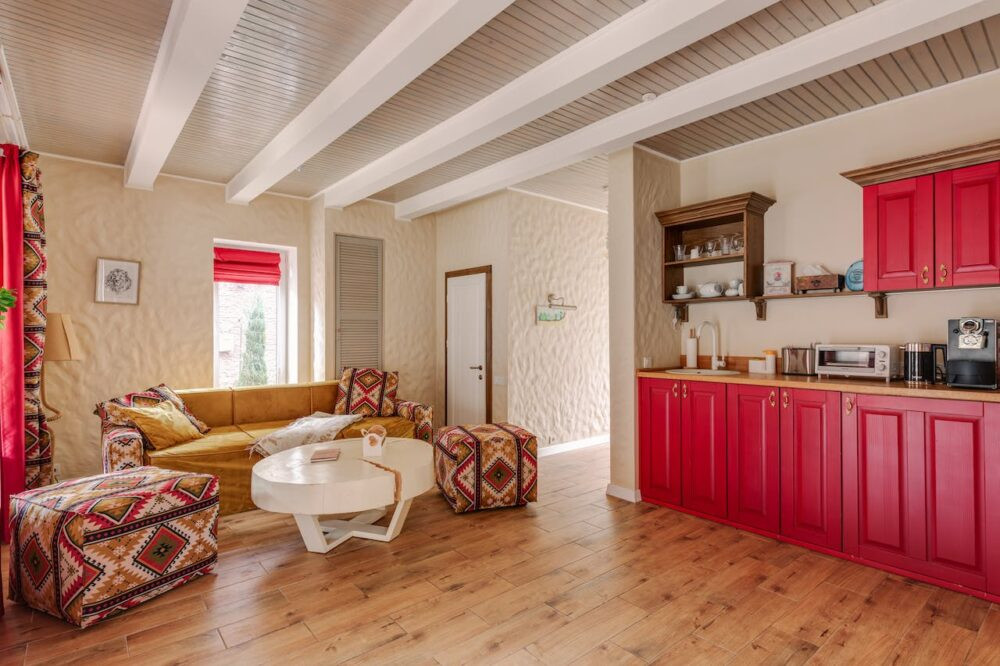 Otwarte Przestrzenie: Jak Skutecznie Podzielić Salon z Kuchnią?