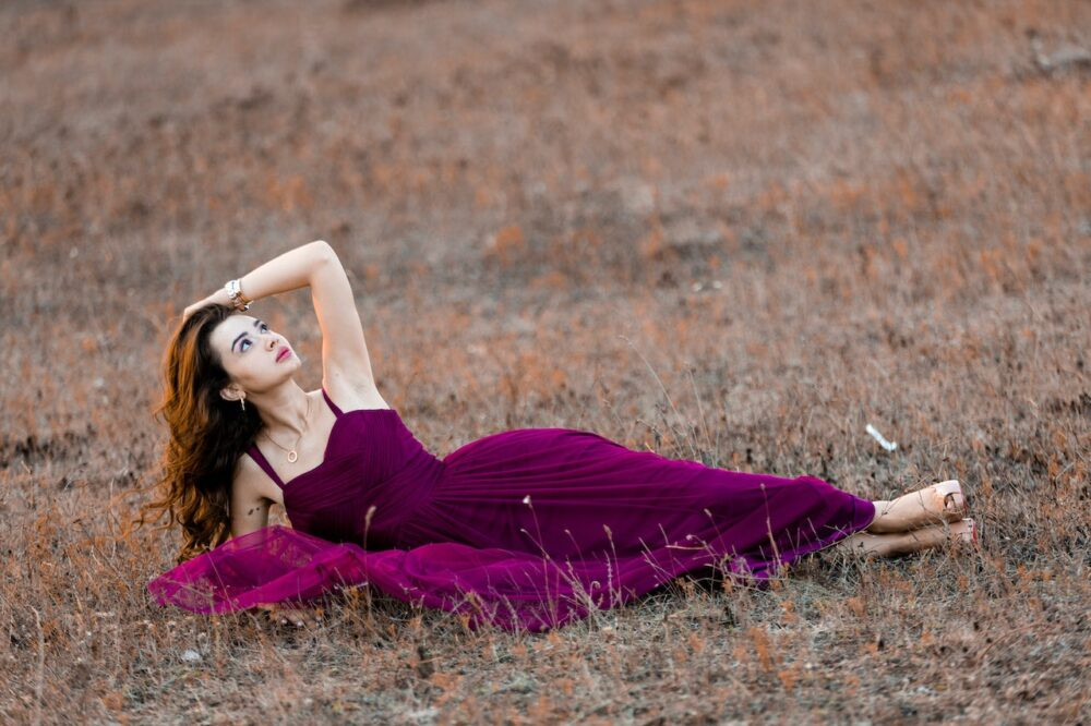 Stylizacje z sukienkami plisowanymi